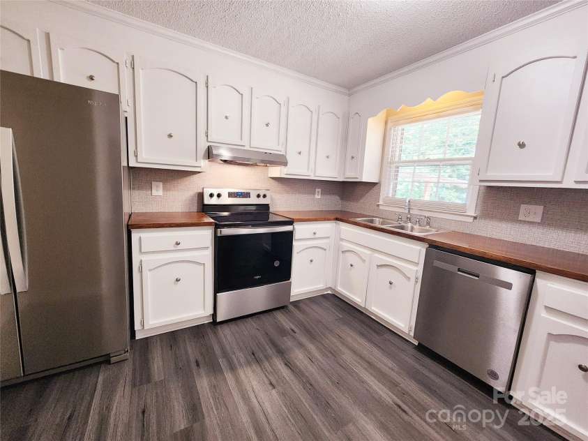 125 Circle Drive, Mount Holly, NC 28120.  MLS# CAR4276850, YatesRealty ID 29490. 