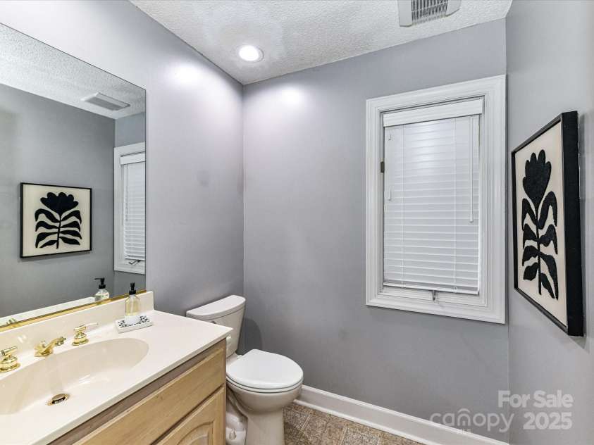 7963 Prestwick Lane, Stanley, NC 28164.  MLS# CAR4283609, YatesRealty ID 29492. Powder Bath