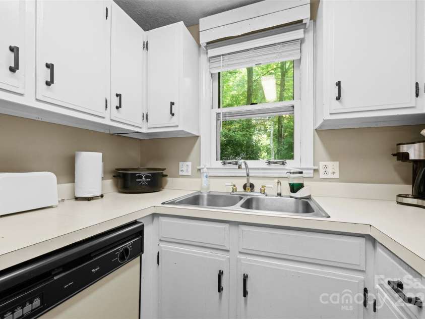 321 Charter Hills Road, Beech Mountain, NC 28604.  MLS# CAR4276469, YatesRealty ID 29495. Kitchen