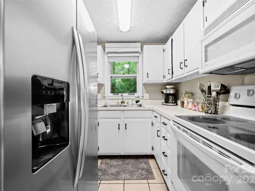 321 Charter Hills Road, Beech Mountain, NC 28604.  MLS# CAR4276469, YatesRealty ID 29495. Kitchen