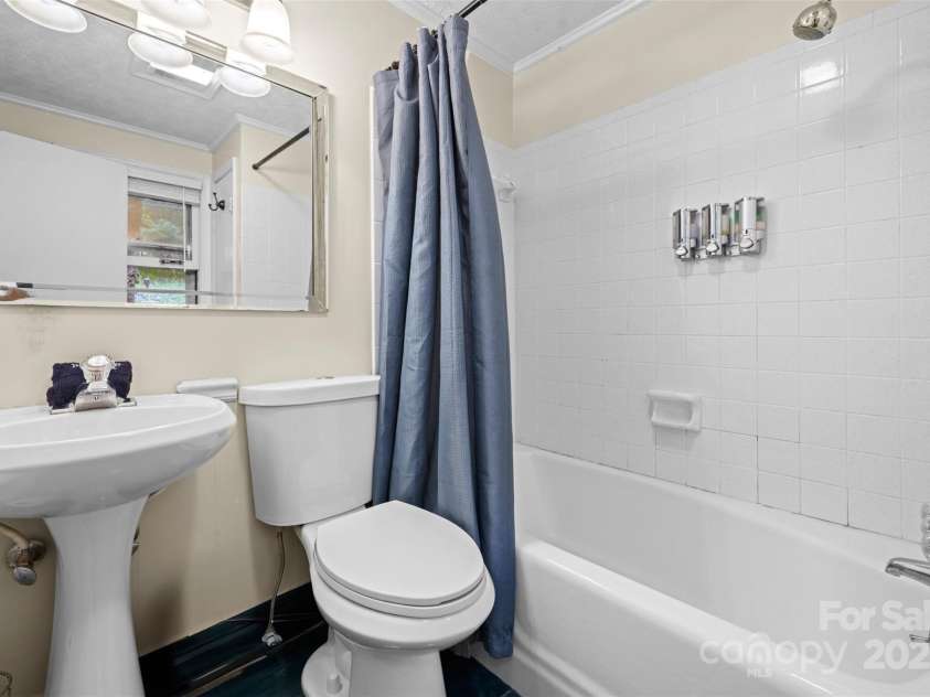 321 Charter Hills Road, Beech Mountain, NC 28604.  MLS# CAR4276469, YatesRealty ID 29495. Primary bathroom main level