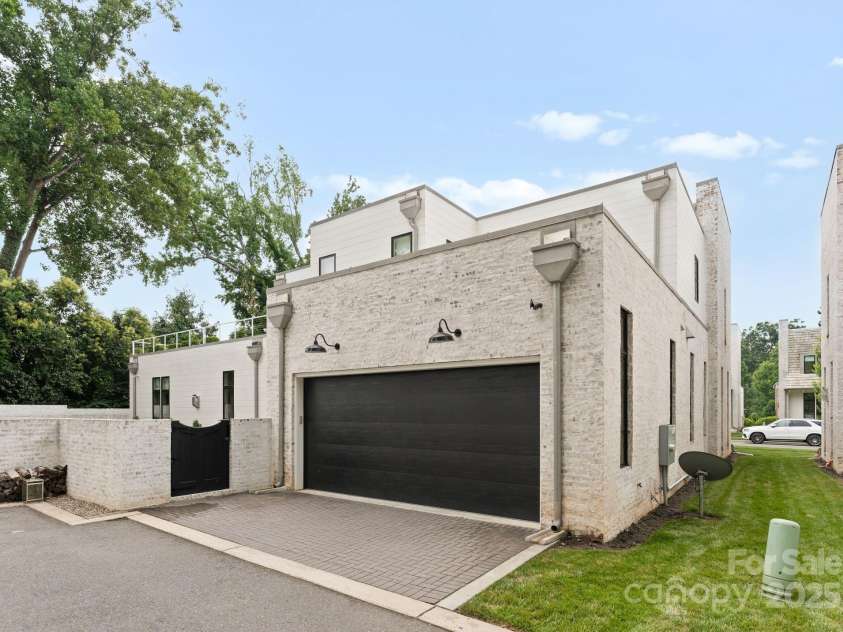 2837 Kenwood Sharon Lane, Charlotte, NC 28211.  MLS# CAR4272690, YatesRealty ID 29496. 2 Car Garage