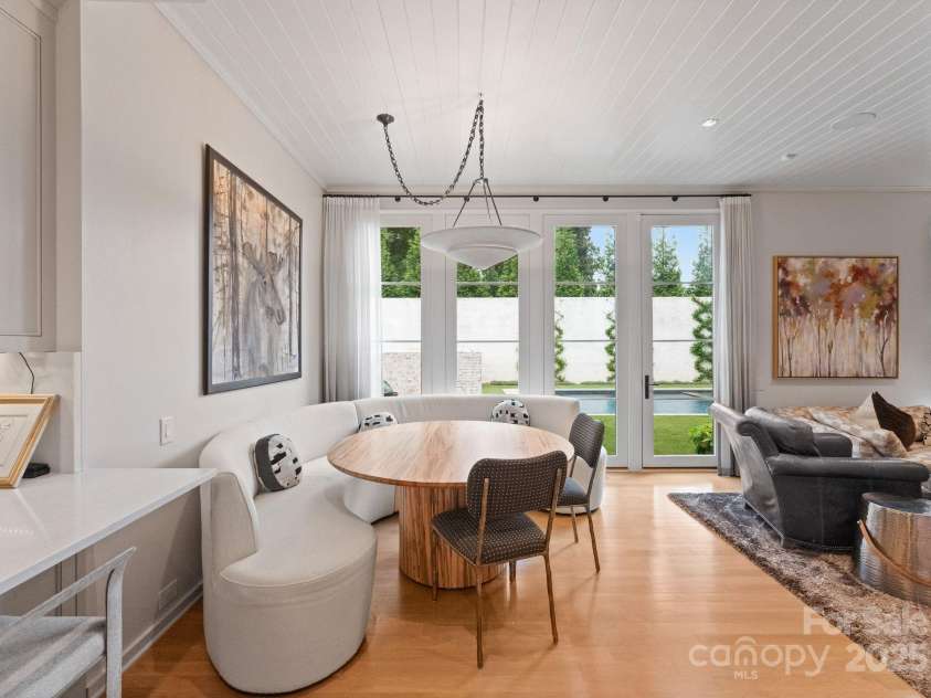 2837 Kenwood Sharon Lane, Charlotte, NC 28211.  MLS# CAR4272690, YatesRealty ID 29496. Breakfast Area