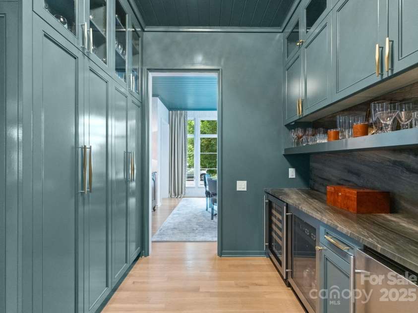 2837 Kenwood Sharon Lane, Charlotte, NC 28211.  MLS# CAR4272690, YatesRealty ID 29496. Butler's Pantry & Bar