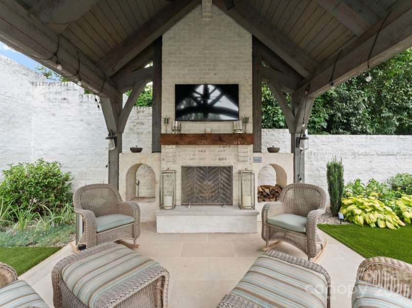 2837 Kenwood Sharon Lane, Charlotte, NC 28211.  MLS# CAR4272690, YatesRealty ID 29496. Covered Veranda