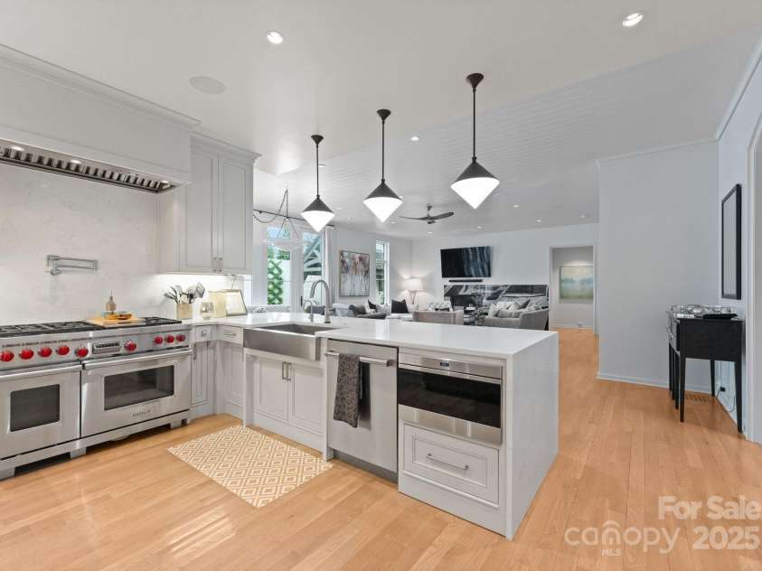 2837 Kenwood Sharon Lane, Charlotte, NC 28211.  MLS# CAR4272690, YatesRealty ID 29496. Kitchen