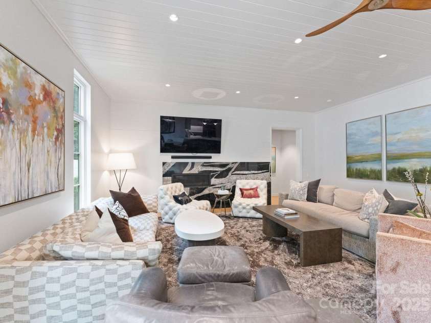 2837 Kenwood Sharon Lane, Charlotte, NC 28211.  MLS# CAR4272690, YatesRealty ID 29496. Living Room