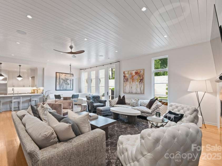 2837 Kenwood Sharon Lane, Charlotte, NC 28211.  MLS# CAR4272690, YatesRealty ID 29496. Living Room