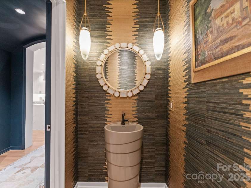 2837 Kenwood Sharon Lane, Charlotte, NC 28211.  MLS# CAR4272690, YatesRealty ID 29496. Powder Room