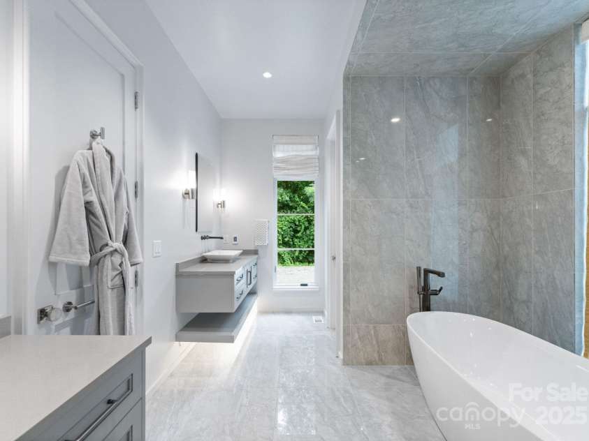 2837 Kenwood Sharon Lane, Charlotte, NC 28211.  MLS# CAR4272690, YatesRealty ID 29496. Primary Bathroom