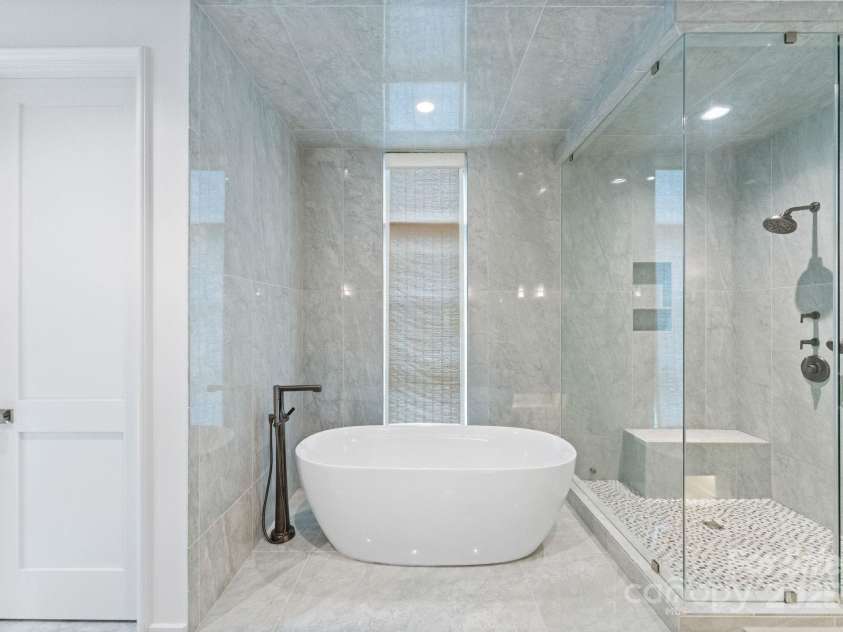 2837 Kenwood Sharon Lane, Charlotte, NC 28211.  MLS# CAR4272690, YatesRealty ID 29496. Primary Bathroom