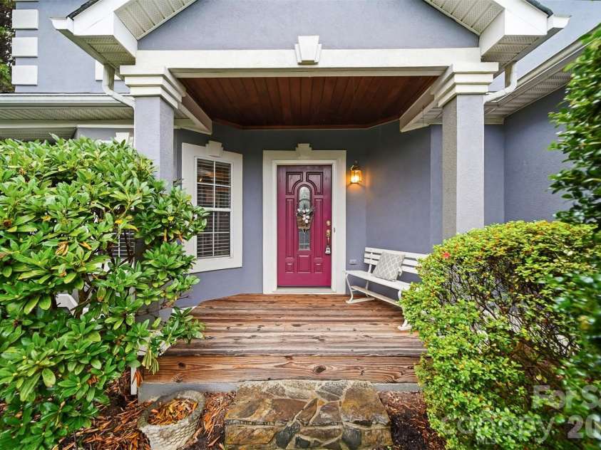 5666 Gold Creek Bay Drive, Hickory, NC 28601.  MLS# CAR4392096, YatesRealty ID 29498. 