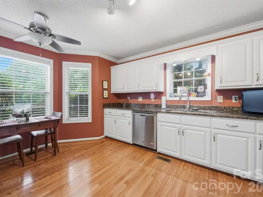 5666 Gold Creek Bay Drive, Hickory, NC 28601.  MLS# CAR4392096, YatesRealty ID 29498. 