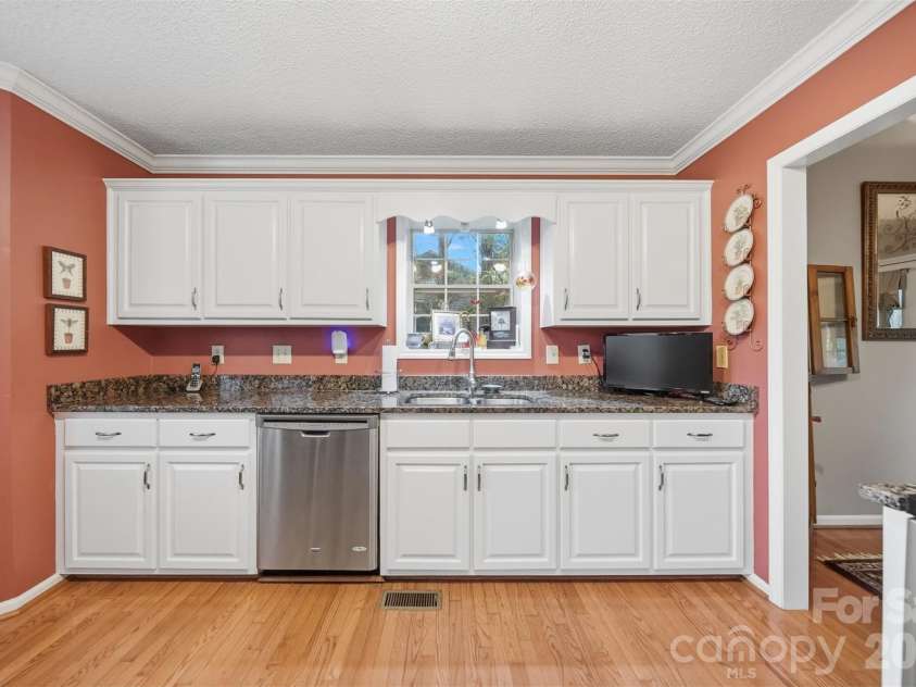 5666 Gold Creek Bay Drive, Hickory, NC 28601.  MLS# CAR4392096, YatesRealty ID 29498. 