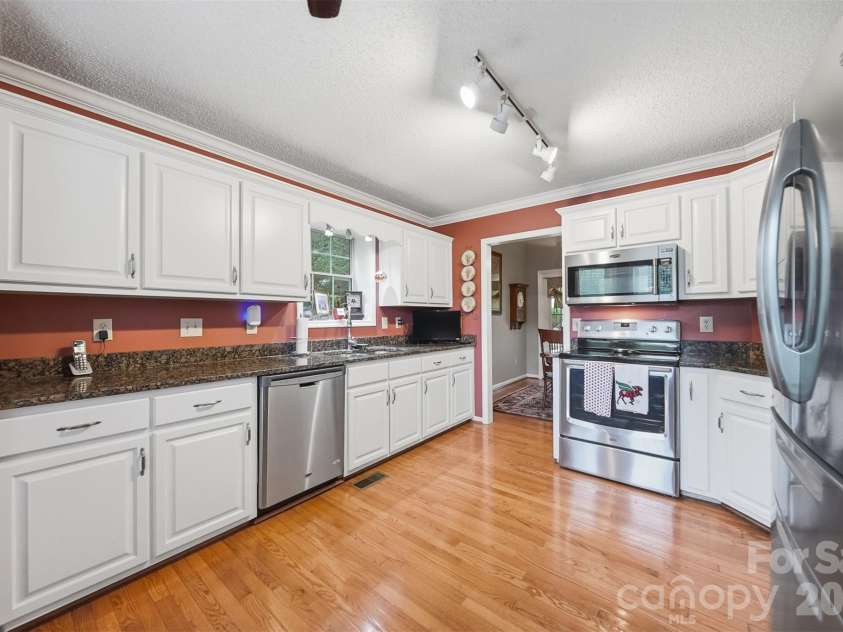 5666 Gold Creek Bay Drive, Hickory, NC 28601.  MLS# CAR4392096, YatesRealty ID 29498. 