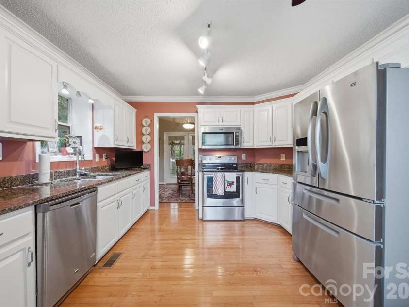 5666 Gold Creek Bay Drive, Hickory, NC 28601.  MLS# CAR4392096, YatesRealty ID 29498. 