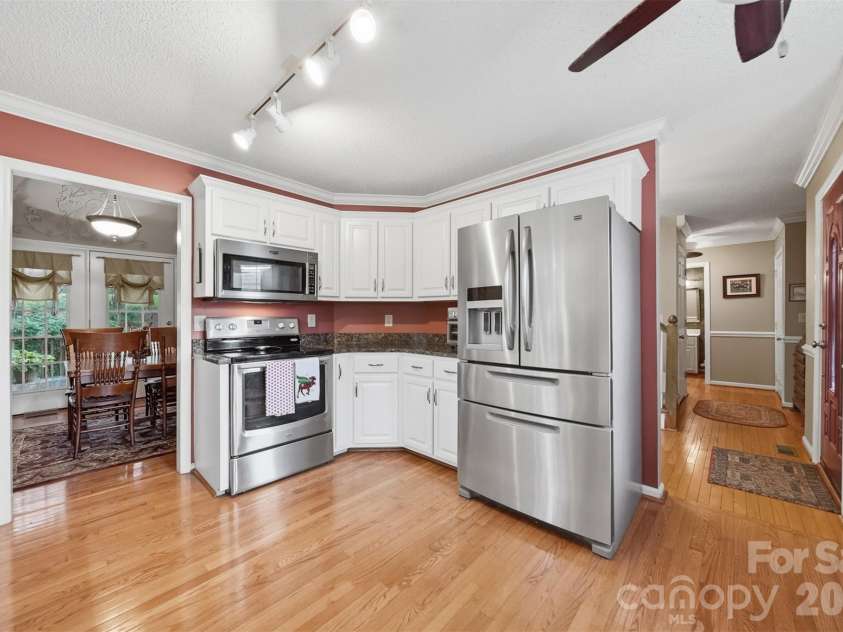 5666 Gold Creek Bay Drive, Hickory, NC 28601.  MLS# CAR4392096, YatesRealty ID 29498. 