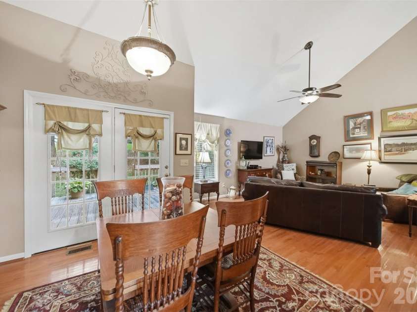 5666 Gold Creek Bay Drive, Hickory, NC 28601.  MLS# CAR4392096, YatesRealty ID 29498. 