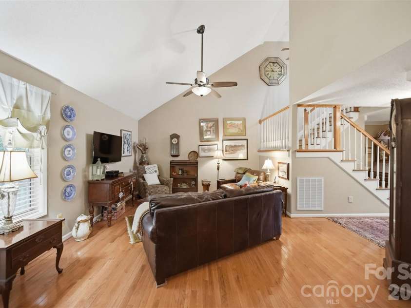 5666 Gold Creek Bay Drive, Hickory, NC 28601.  MLS# CAR4392096, YatesRealty ID 29498. 