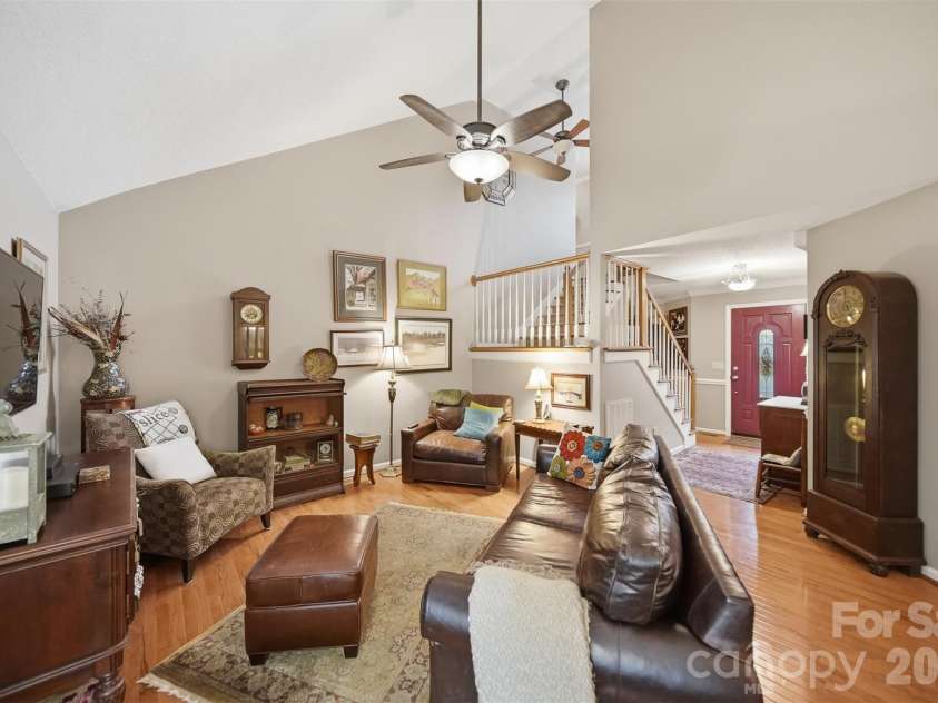5666 Gold Creek Bay Drive, Hickory, NC 28601.  MLS# CAR4392096, YatesRealty ID 29498. 