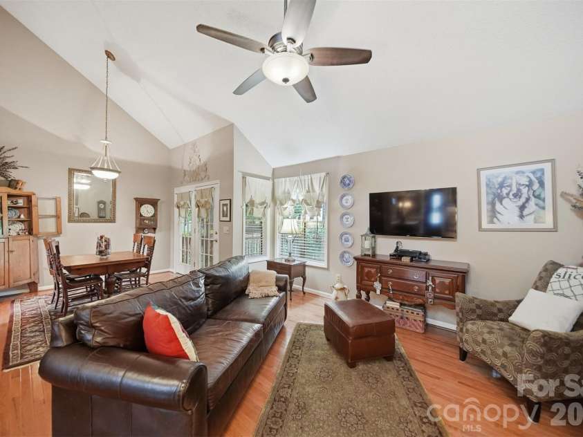5666 Gold Creek Bay Drive, Hickory, NC 28601.  MLS# CAR4392096, YatesRealty ID 29498. 