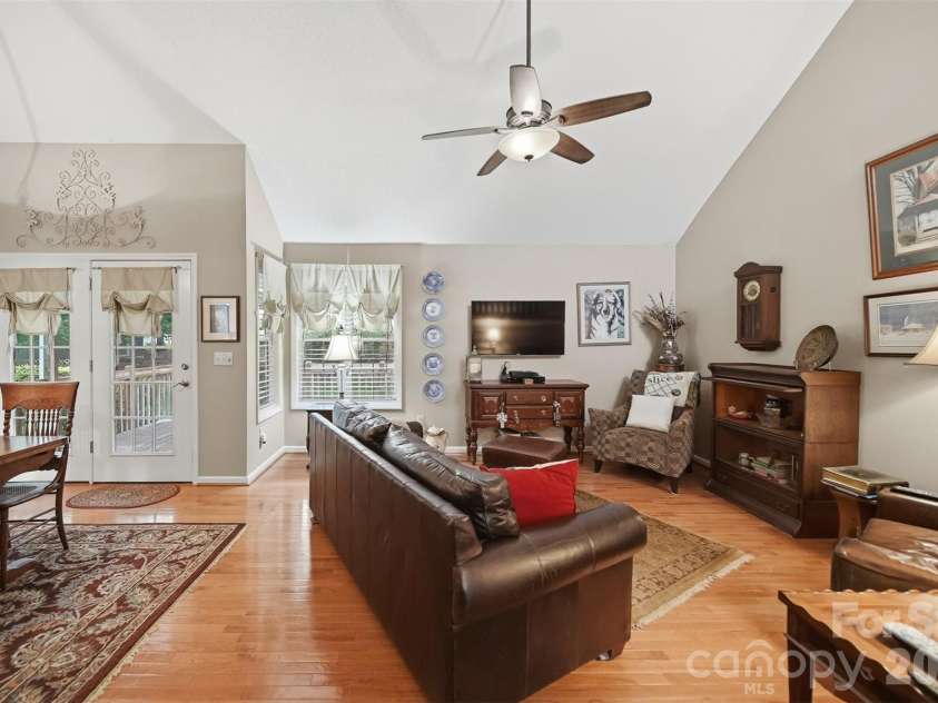 5666 Gold Creek Bay Drive, Hickory, NC 28601.  MLS# CAR4392096, YatesRealty ID 29498. 