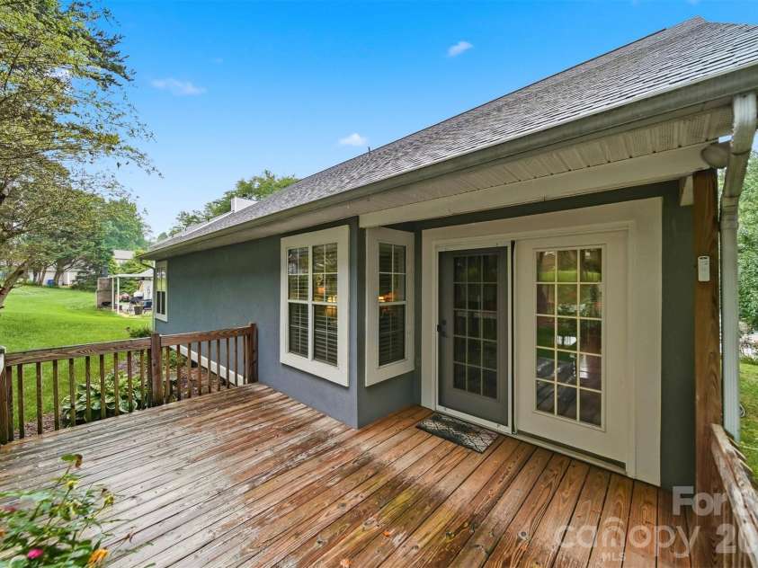 5666 Gold Creek Bay Drive, Hickory, NC 28601.  MLS# CAR4392096, YatesRealty ID 29498. 
