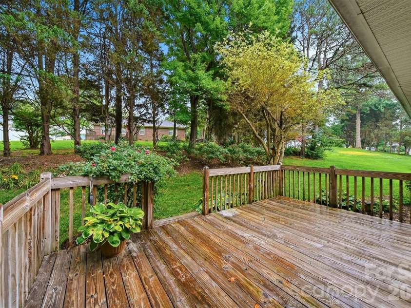 5666 Gold Creek Bay Drive, Hickory, NC 28601.  MLS# CAR4392096, YatesRealty ID 29498. 