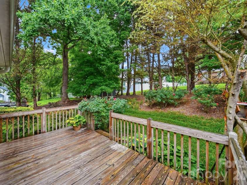 5666 Gold Creek Bay Drive, Hickory, NC 28601.  MLS# CAR4392096, YatesRealty ID 29498. 