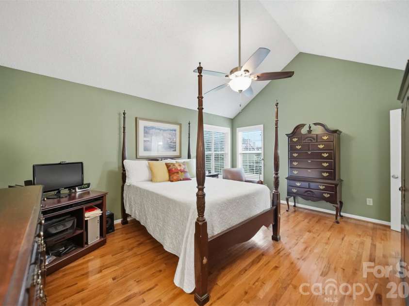 5666 Gold Creek Bay Drive, Hickory, NC 28601.  MLS# CAR4392096, YatesRealty ID 29498. 