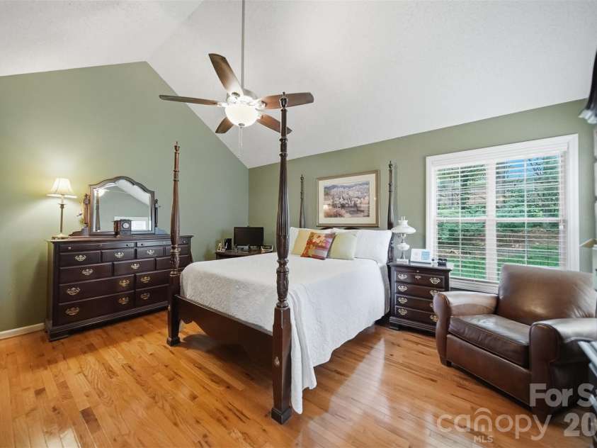 5666 Gold Creek Bay Drive, Hickory, NC 28601.  MLS# CAR4392096, YatesRealty ID 29498. 