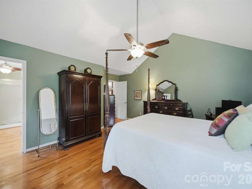 5666 Gold Creek Bay Drive, Hickory, NC 28601.  MLS# CAR4392096, YatesRealty ID 29498. 