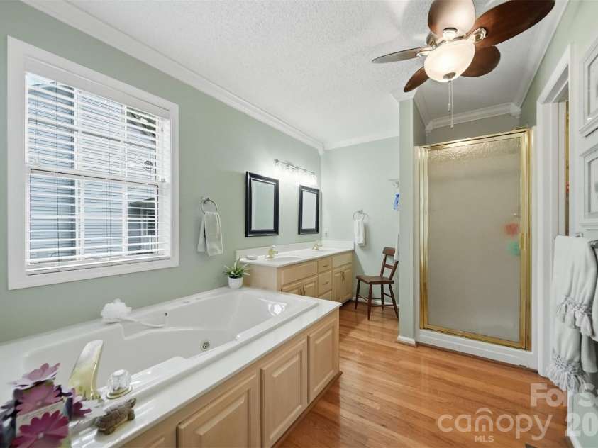 5666 Gold Creek Bay Drive, Hickory, NC 28601.  MLS# CAR4392096, YatesRealty ID 29498. 