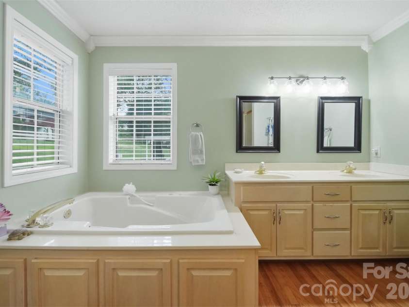 5666 Gold Creek Bay Drive, Hickory, NC 28601.  MLS# CAR4392096, YatesRealty ID 29498. 