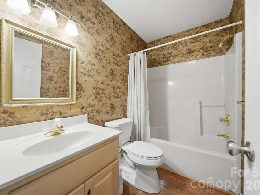 5666 Gold Creek Bay Drive, Hickory, NC 28601.  MLS# CAR4392096, YatesRealty ID 29498. 