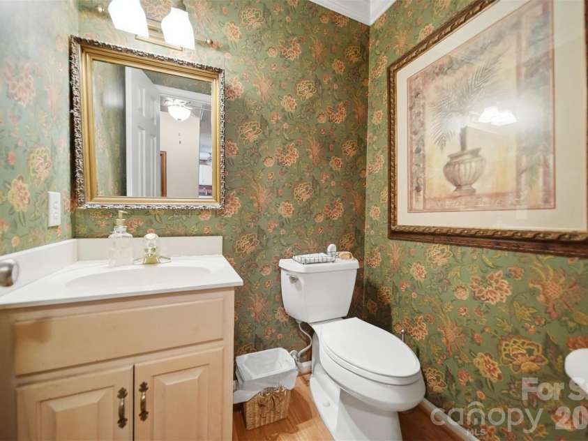 5666 Gold Creek Bay Drive, Hickory, NC 28601.  MLS# CAR4392096, YatesRealty ID 29498. 