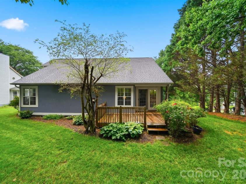 5666 Gold Creek Bay Drive, Hickory, NC 28601.  MLS# CAR4392096, YatesRealty ID 29498. 