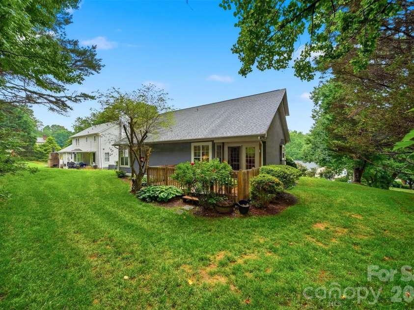 5666 Gold Creek Bay Drive, Hickory, NC 28601.  MLS# CAR4392096, YatesRealty ID 29498. 