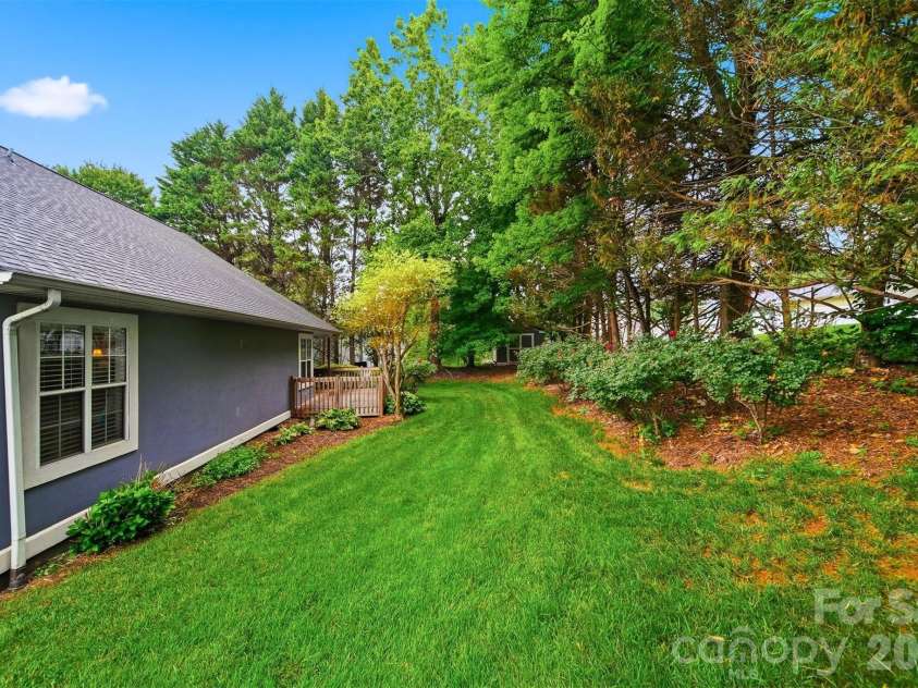 5666 Gold Creek Bay Drive, Hickory, NC 28601.  MLS# CAR4392096, YatesRealty ID 29498. 