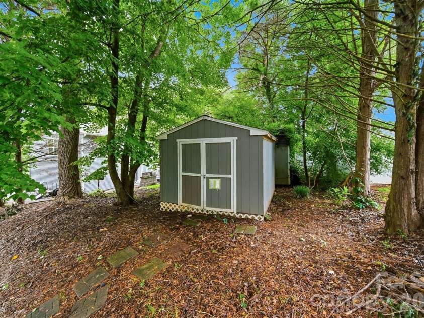 5666 Gold Creek Bay Drive, Hickory, NC 28601.  MLS# CAR4392096, YatesRealty ID 29498. 