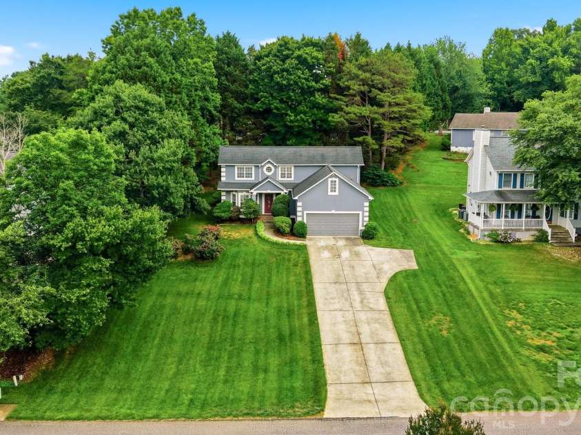 5666 Gold Creek Bay Drive, Hickory, NC 28601.  MLS# CAR4392096, YatesRealty ID 29498. 