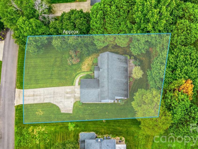 5666 Gold Creek Bay Drive, Hickory, NC 28601.  MLS# CAR4392096, YatesRealty ID 29498. 
