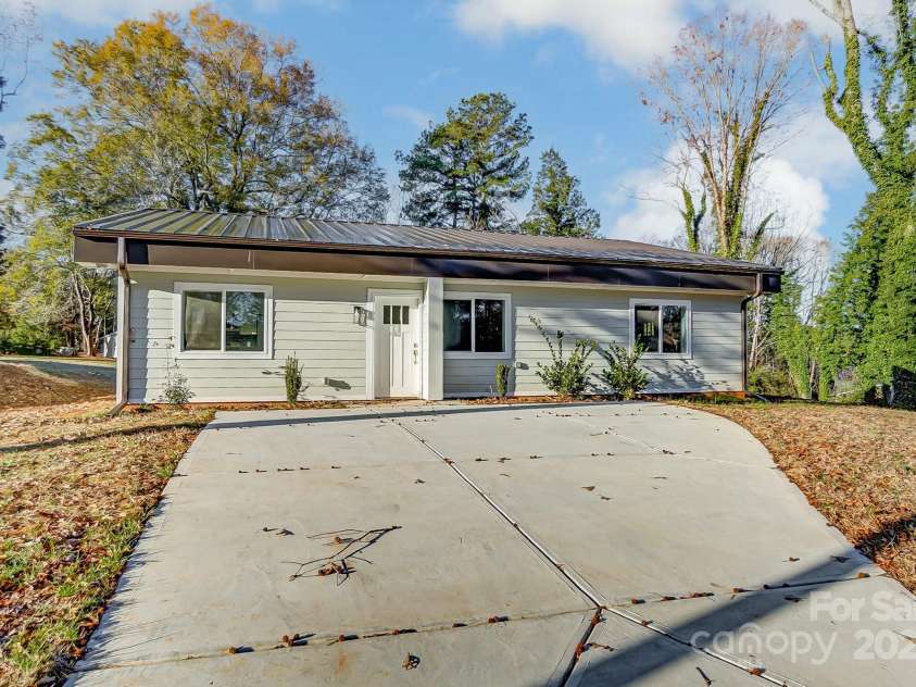 1410 Deborah Circle, Shelby, NC 28150.  MLS# CAR4207250, YatesRealty ID 295. Driveway / Front