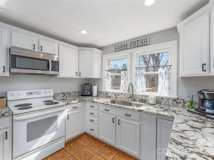 110 Dillingham Circle, Asheville, NC 28805.  MLS# CAR4345645, YatesRealty ID 2950. 