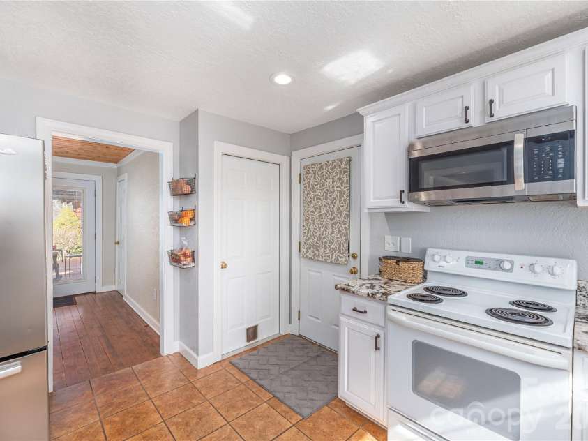 110 Dillingham Circle, Asheville, NC 28805.  MLS# CAR4345645, YatesRealty ID 2950. 