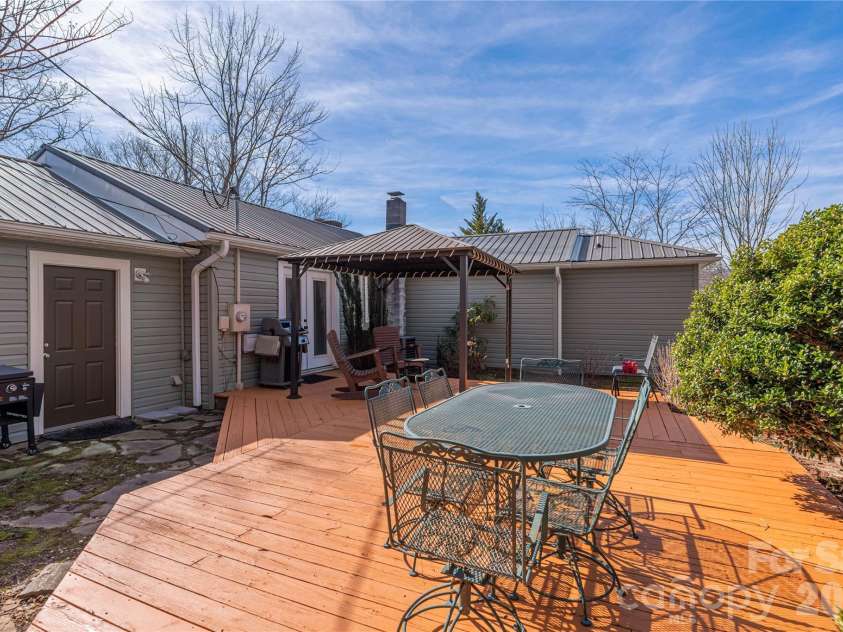 110 Dillingham Circle, Asheville, NC 28805.  MLS# CAR4345645, YatesRealty ID 2950. 