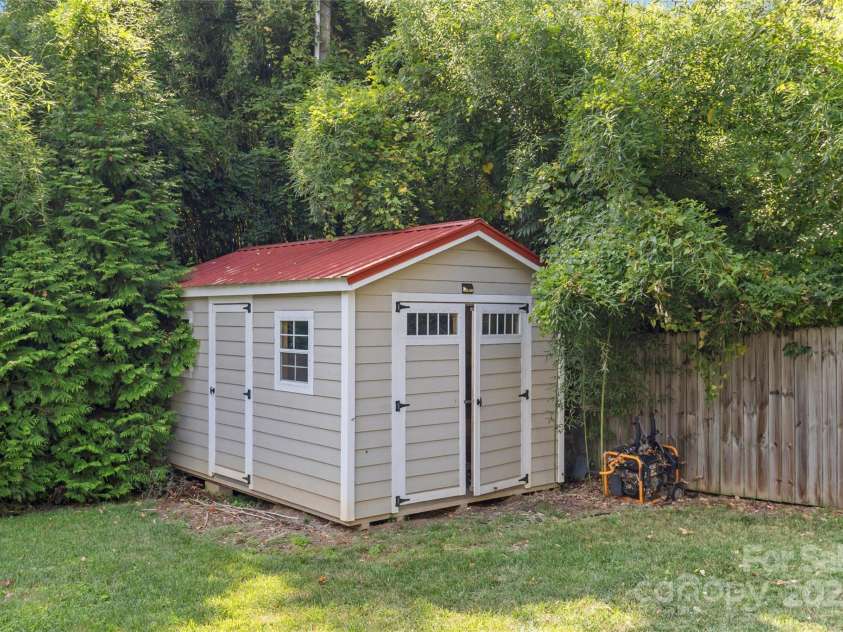 2614 Chesterfield Avenue, Charlotte, NC 28205.  MLS# CAR4305370, YatesRealty ID 2950. Backyard