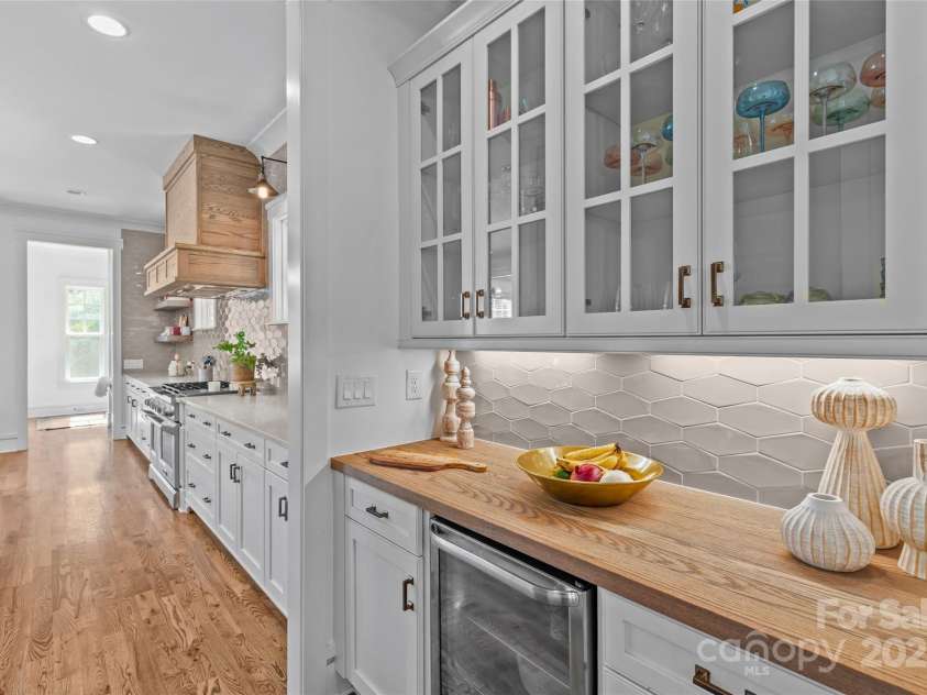 2614 Chesterfield Avenue, Charlotte, NC 28205.  MLS# CAR4305370, YatesRealty ID 2950. Butler's Pantry