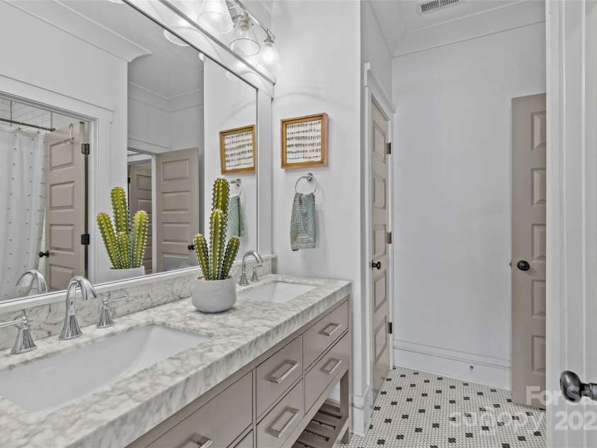 2614 Chesterfield Avenue, Charlotte, NC 28205.  MLS# CAR4305370, YatesRealty ID 2950. Guest Bathroom