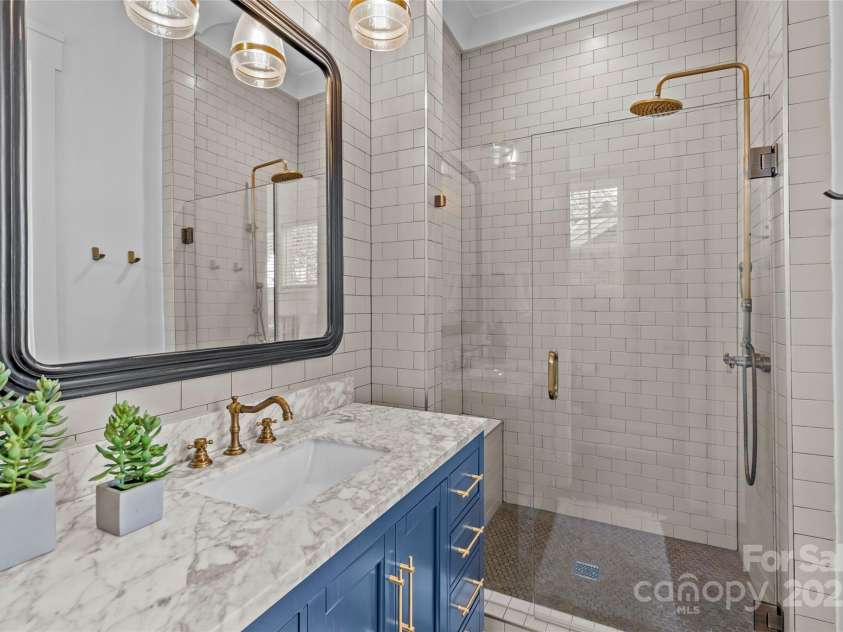 2614 Chesterfield Avenue, Charlotte, NC 28205.  MLS# CAR4305370, YatesRealty ID 2950. Main Level Guest Bathroom